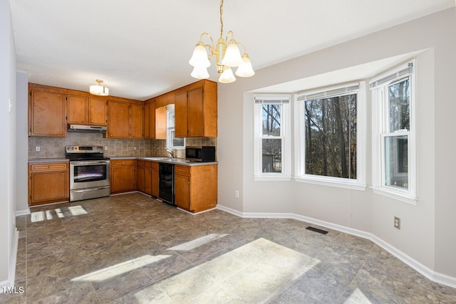 kitchen with pendant lighting, plenty of natural light, tasteful backsplash, and electric range