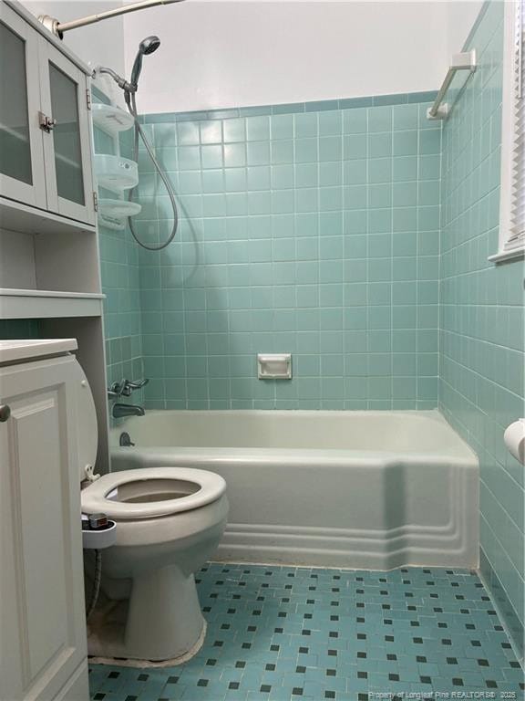 700 W 20th St W, Lumberton, NC 28358 - full bathroom featuring vanity, toilet, and shower / tub combination