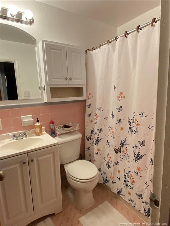 700 W 20th St W, Lumberton, NC 28358 - full bath with a shower with curtain, tasteful backsplash, vanity, and toilet