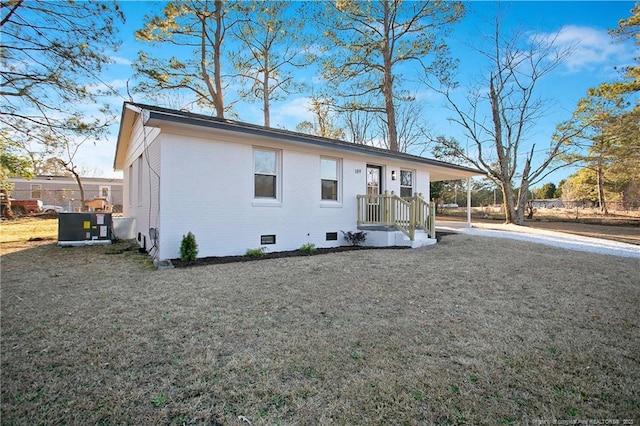 view of front of house featuring a front yard