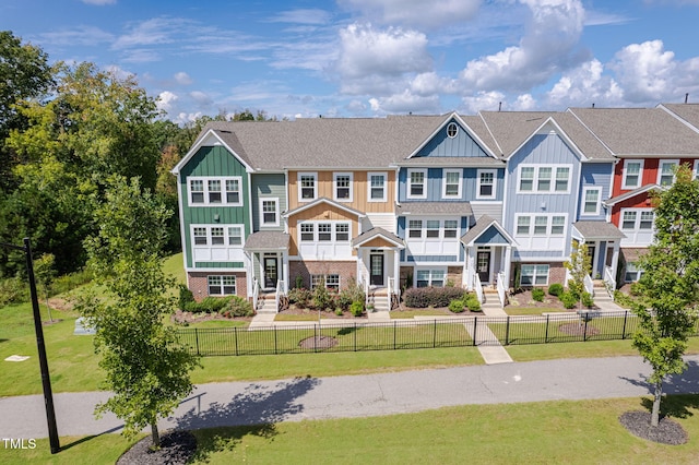 view of front of home featuring a front yard