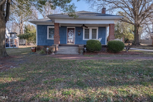 bungalow-style house featuring a front yard and ceiling fan