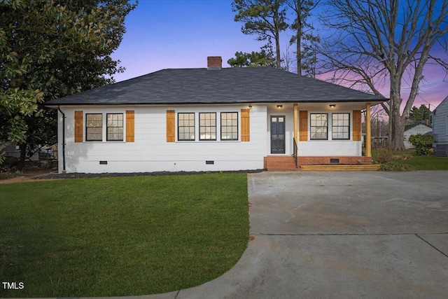 view of front of home featuring a yard