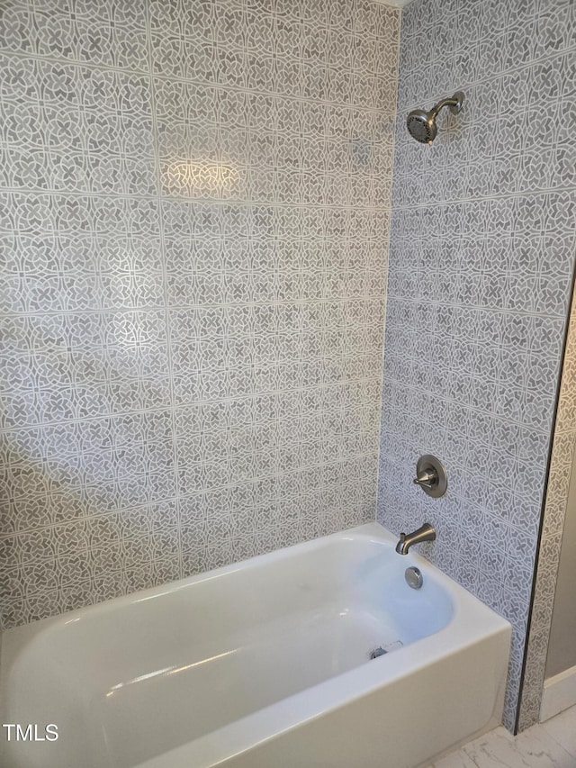 bathroom with tiled shower / bath