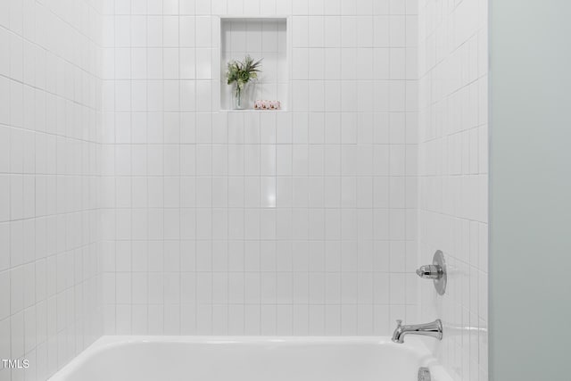 bathroom featuring tiled shower / bath combo