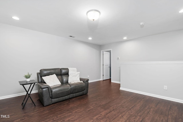 living area featuring recessed lighting, visible vents, baseboards, and wood finished floors