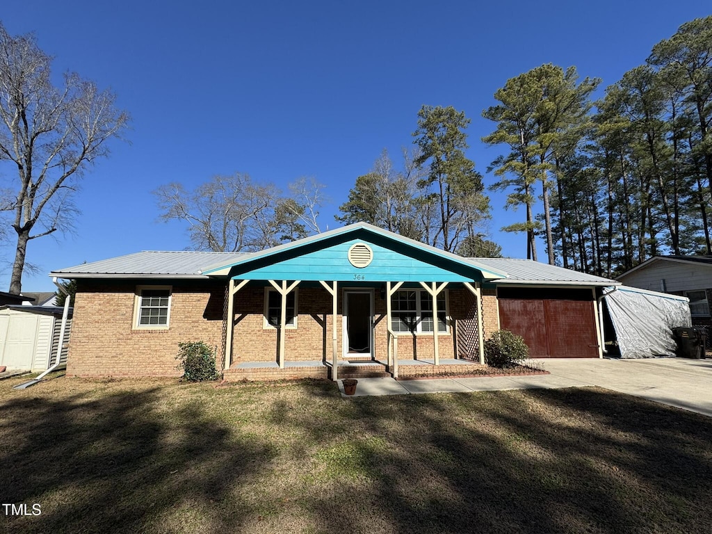 view of front of property featuring a front lawn