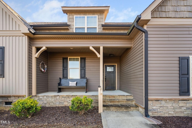 entrance to property featuring covered porch