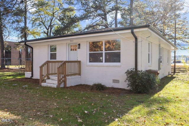 view of front of property with a front lawn