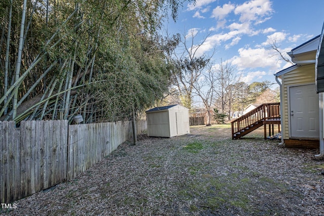 view of yard featuring a shed