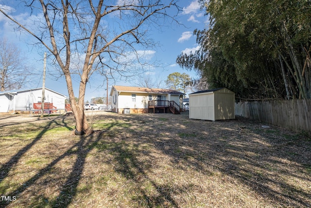 view of yard featuring a shed