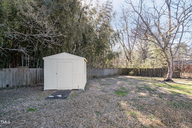 view of yard featuring a storage unit