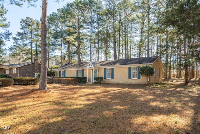 ranch-style home featuring a front lawn