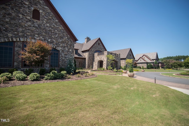 view of front of property featuring a front yard