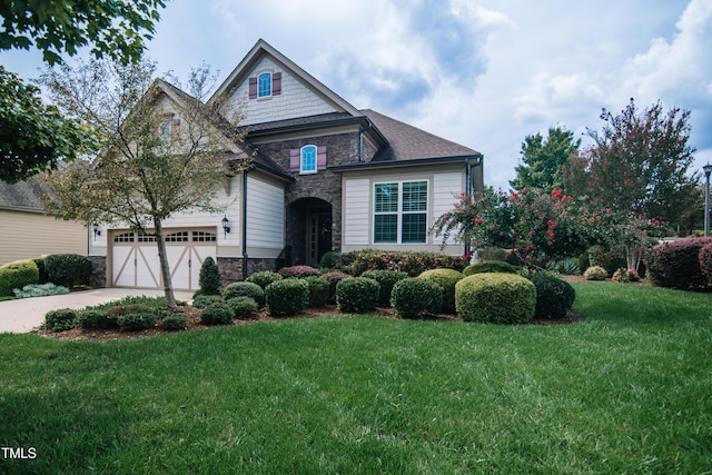 view of front of property featuring a front lawn