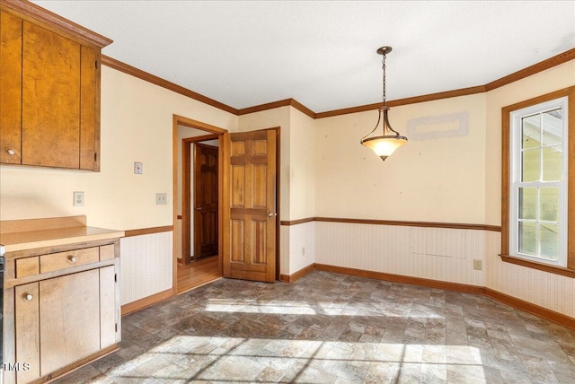 unfurnished dining area featuring ornamental molding