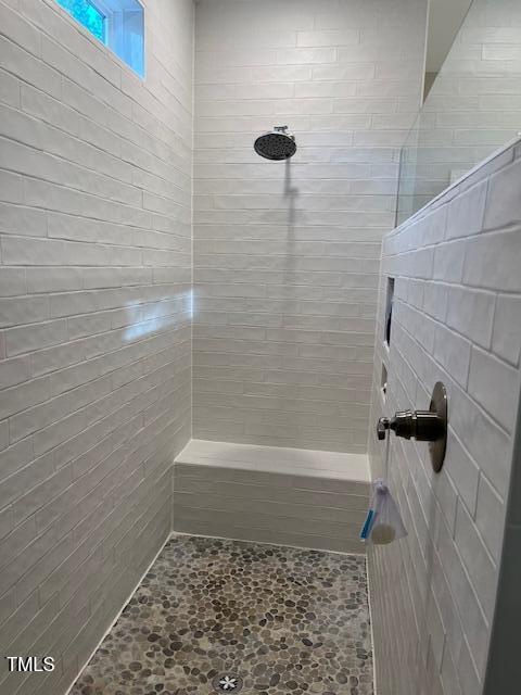 bathroom featuring a tile shower