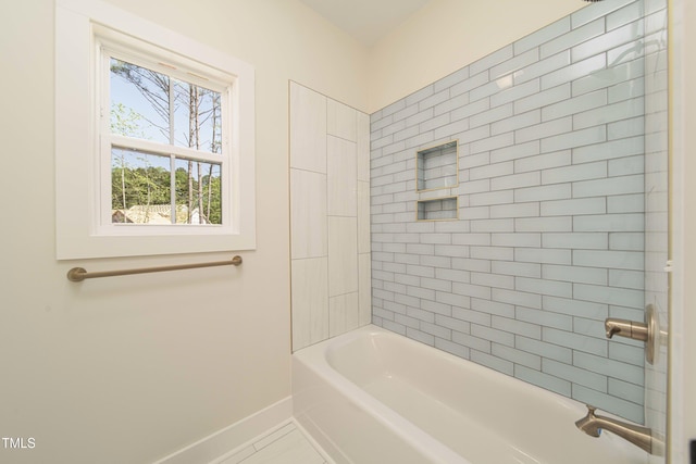 bathroom with tiled shower / bath combo