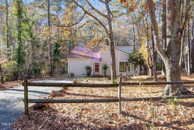 view of front of house with a fenced front yard