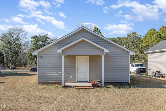 view of front of home with a front lawn