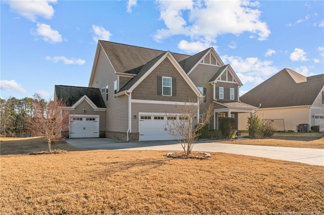 craftsman house featuring a garage and a front lawn