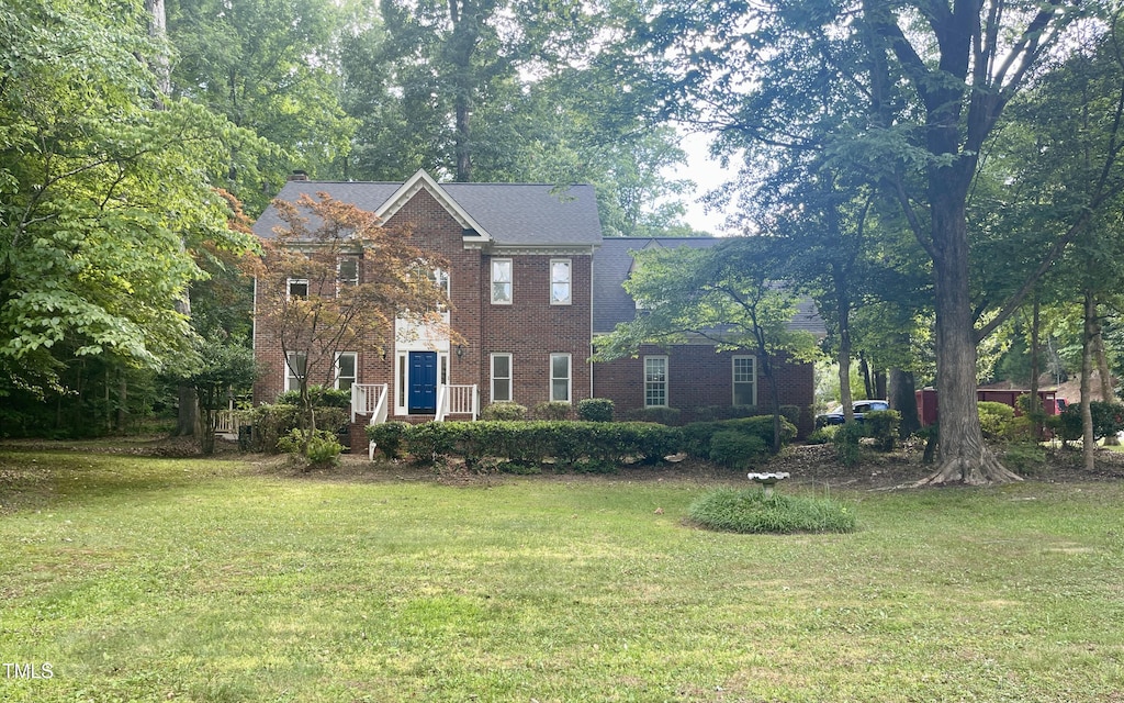 colonial house featuring a front yard