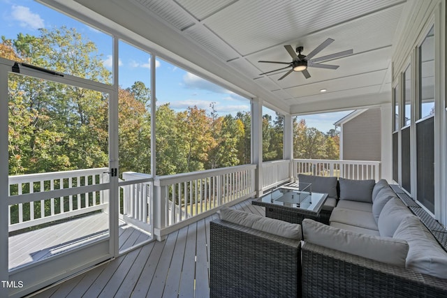 sunroom with ceiling fan