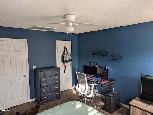 carpeted bedroom featuring ceiling fan, a textured ceiling, and a closet