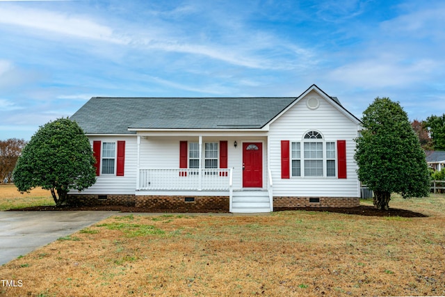 ranch-style home with a front lawn and covered porch