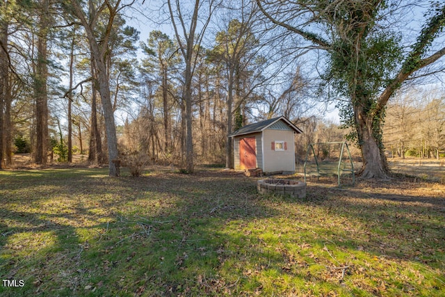 view of yard featuring a storage shed