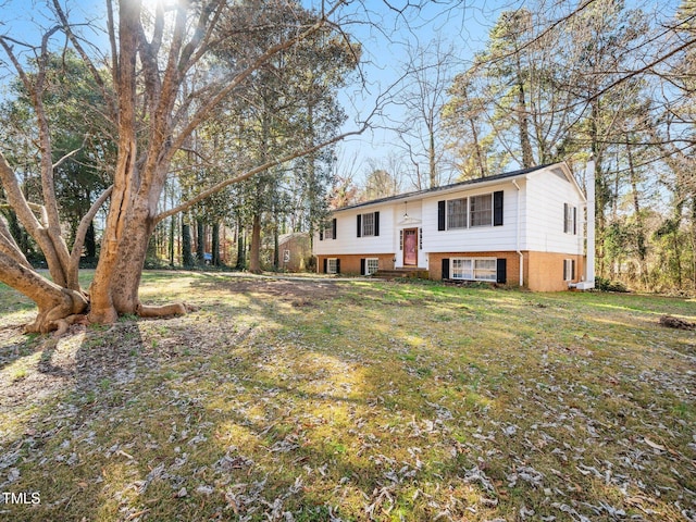 split foyer home featuring a front yard