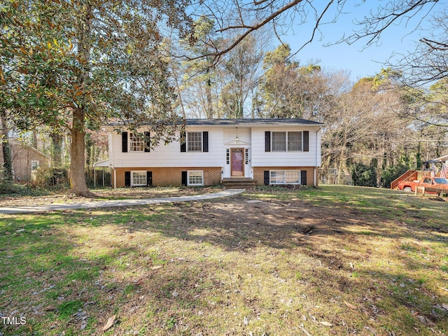 split foyer home featuring a front lawn