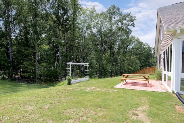 view of yard featuring a patio