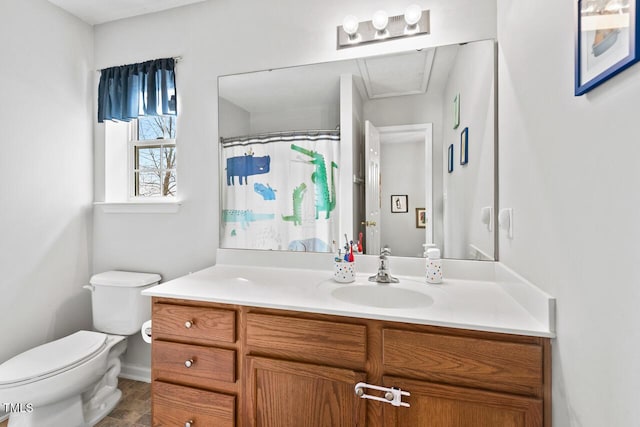 bathroom with a shower with curtain, vanity, and toilet