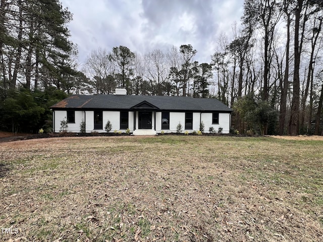 view of front of house featuring a front yard