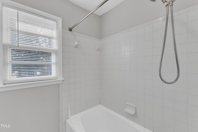 bathroom featuring tiled shower / bath combo