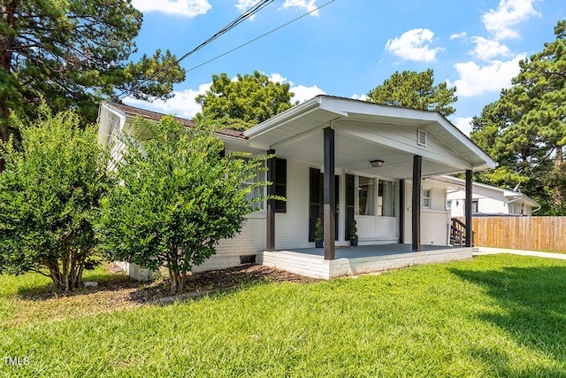 view of front facade featuring a front yard and a porch