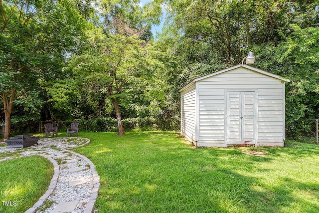 view of yard featuring a storage unit