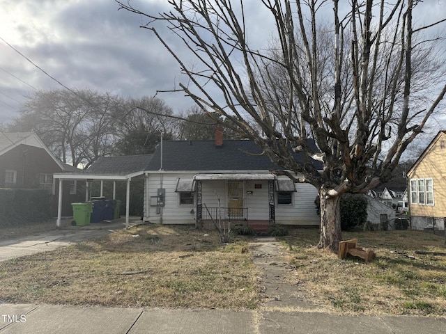 view of front of property with a front lawn