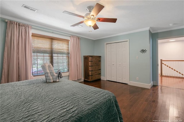 bedroom with ceiling fan, ornamental molding, dark hardwood / wood-style floors, and a closet