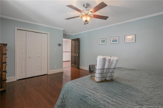 bedroom featuring a closet, crown molding, dark hardwood / wood-style floors, and ceiling fan