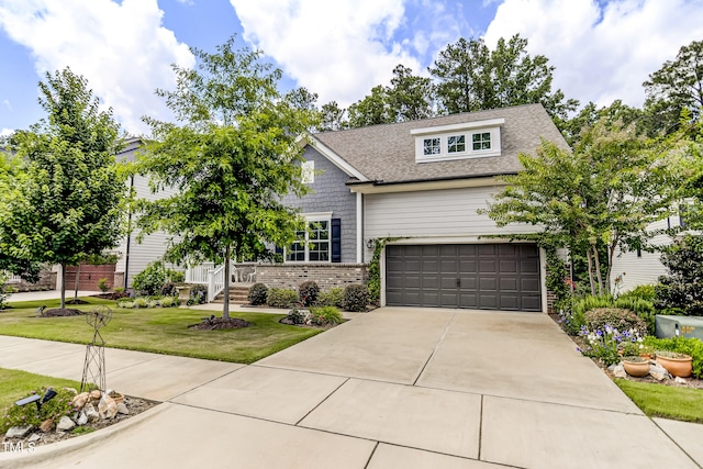 craftsman-style house featuring a front lawn