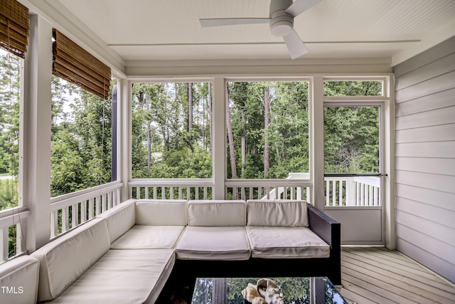 sunroom with ceiling fan