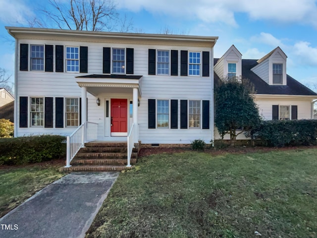 view of front of house featuring a front lawn