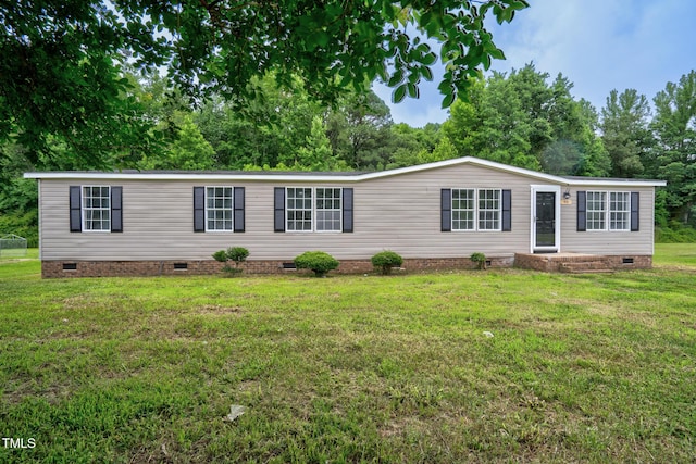 manufactured / mobile home with a front yard