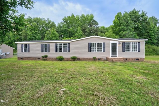 manufactured / mobile home with a front yard