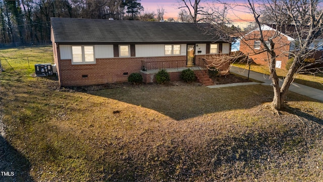 view of front of house featuring a lawn