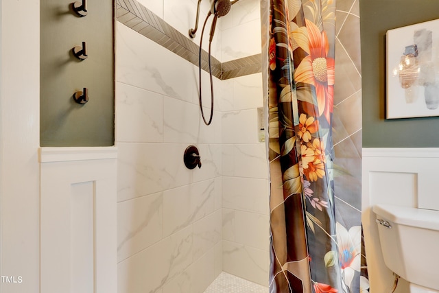 bathroom featuring curtained shower and toilet