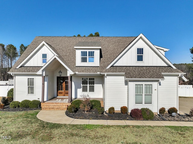 view of front of property featuring a front yard