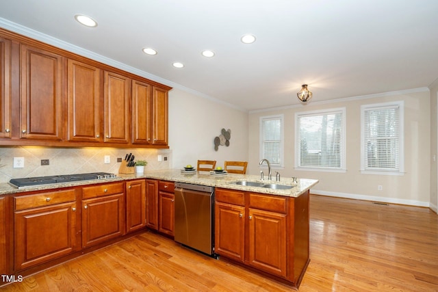 kitchen featuring sink, crown molding, kitchen peninsula, and appliances with stainless steel finishes